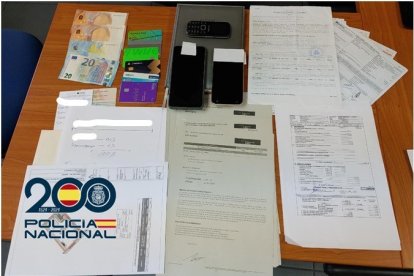 Dinero, tarjetas y documentos intervenidas por Policía Nacional.