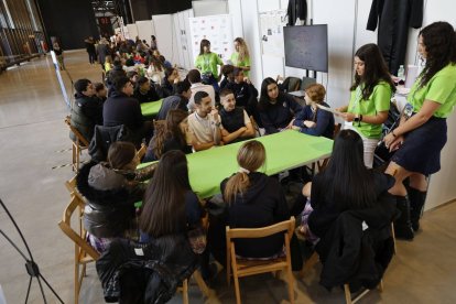 Alumnos durante la visita a Expociencia.