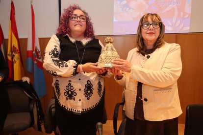 Galán recibe el Premio Mujer 2026