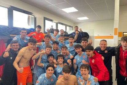 Los jugadores del juvenil de la Cultural celebran su victoria.