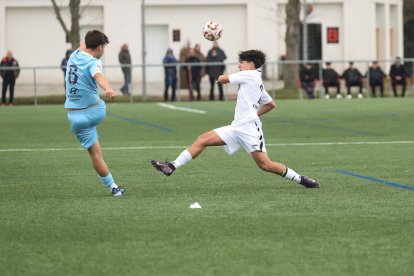 El peñista Álex destacó ante la SD Ponferradina.