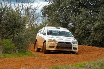 Álvaro Fuertes junto a su copiloto Héctor Álvarez con el Mitsubishi Lancer Ralliant.