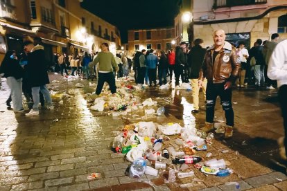 Imagen de la plaza de San Martín, en la madrugada del pasado Jueves Santo en León.