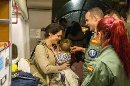 Imagen facilitada de los 251 evacuados de Oriente Medio que han llegado esta pasada noche en un avión del Ejército del Aire a la base aérea de Torrejón de Ardoz. EFE/ Fernando Ruiz/Ministerio De Defensa SOLO USO EDITORIAL/SOLO DISPONIBLE PARA ILUSTRAR LA NOTICIA QUE ACOMPAÑA (CRÉDITO OBLIGATORIO).