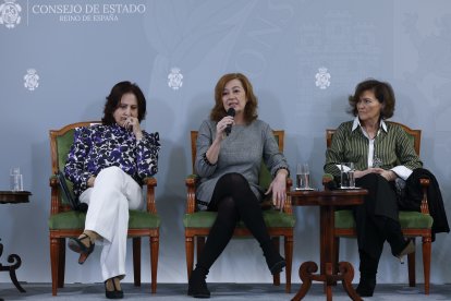 La presidenta del Congreso de los Diputados Françina Armengol (c), la Presidenta del Consejo de Estado, Carmen Calvo (d), la Fiscal General del Estado, Teresa Peramato (i), y la Vicepresidenta del Tribunal Constitucional, Inmaculada Montalbán, ayer.