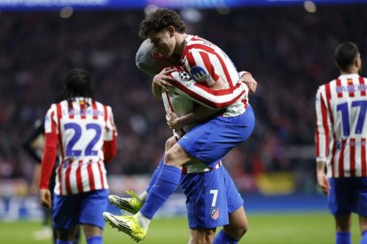 El Atlético de Madrid celebra uno de sus cinco goles.