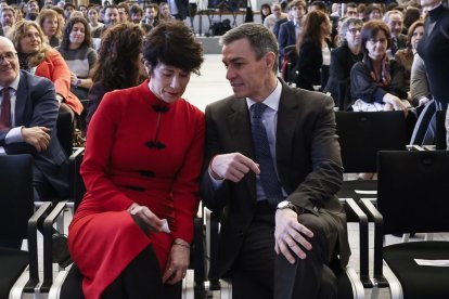 Pedro Sánchez y Elma Saiz en la primera Cumbre Internacional contra el Odio.