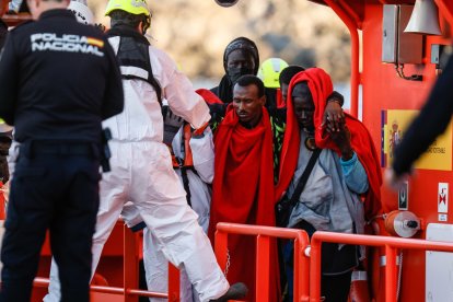 Archivo - Varios migrantes son rescatados y trasladados por Salvamento Marítimo al puerto de Arguineguín, a 15 de enero de 2026, en Gran Canaria, Canarias (España). Dos migrantes, de un total de 108 personas a bordo, han fallecido en el intento de un cayu.