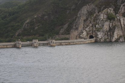 LA LLUVIA ANEGA EL PANTANO DE LUNA Y LA CONFEDEACIÓN HIDROGRÁFICA DEL DUERO - CHD - LLEGA A DESEMBALSAR MÁS DE CIEN METROS CÚBICOS POR SEGUNDO QUE PROVOCAN UN EFECTO DE ARRASTRE RÍO ABAJO / DESEMBALSE PANTANO