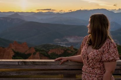 Una visitante contempla el atardecer desde el Mirador de Orellán, uno de los balcones naturales más espectaculares para observar Las Médulas en la provincia de León
