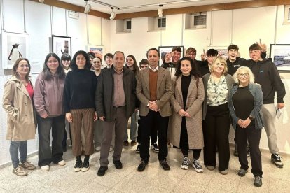 PFoto de familia de la inauguración de la exposición 'Antárticas' en La Robla.
