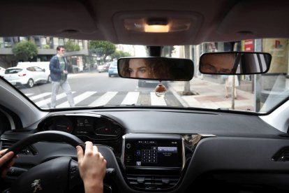 Una clase para sacar el permiso de conducir en la ciudad de León.