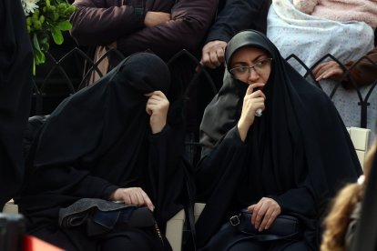 Dos mujeres iraníes, tapadas completamente, en el funeral de Ali Shamkhani.