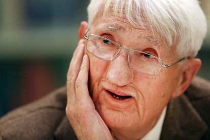 Fotografía de archivo fechada en 2012 del filósofo alemán Jürgen Habermas, quien falleció este sábado a los 96 años, según informaron medios germanos como la revista 'Der Spiegel', que citó como fuente a la editorial que publica los libros del célebre autor en Alemania, Suhrkamp.  EFE/ Martin Gerten.