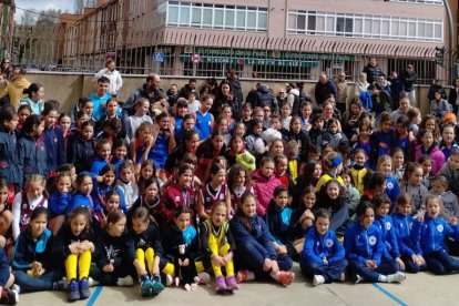 Foto de familia de las participantes en el Torneo Soluidario Benjamín Femenino Divina Pastora que ha resultado todo un éxito.