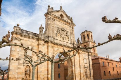 El arco del antiguo Monasterio de San Benito recuerda el esplendor monástico que marcó la historia agrícola de Sahagún