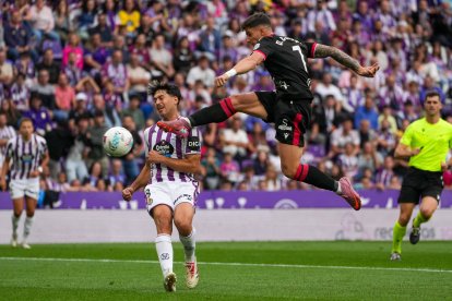 Diego Collado anotó el único gol del partido, como muestra la imagen, que dio la victoria a la Cultural ante el Real Valladolid en el José Zorrilla.