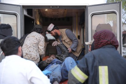 KABUL (Afganistán), 17/03/2026.- Víctimas de presuntos ataques aéreos pakistaníes son retiradas del lugar de los hechos, en Kabul. Las autoridades afganas alegaron que los ataques pakistaníes tuvieron como objetivo un centro de tratamiento de adicciones en Kabul, causando la muerte de civiles. Esta escalada se produce en medio de crecientes tensiones en la frontera, donde Pakistán afirma atacar.