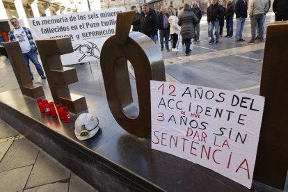 Un cartel recuerda que los familiares pasaron 12 años sin justicia.