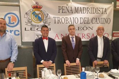Morales, a la izquierda, junto al presidente José Luis Díez.