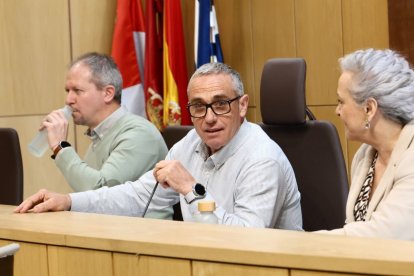 Álvarez, entre Pérez y Rita González.