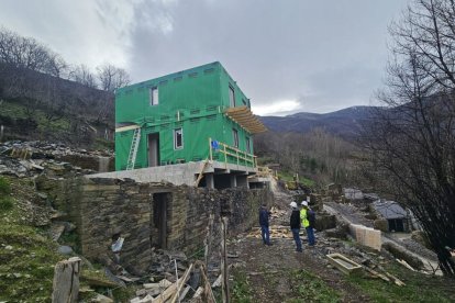 Labores de construcción de una de las 9 casas privadas prefabricadas que se levantan en Lusío.