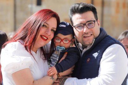 Anabela de Lamo, Kenay y Ángel Rivero.  Reconocimiento a la UME, foto de familia y acto en Botines.  Ignacio González, Andrea Herrero y Eva Sánchez, ayer en Botines.