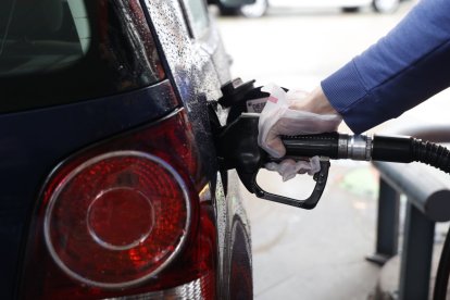 Una persona reposta este viernes en una gasolinera de Madrid.