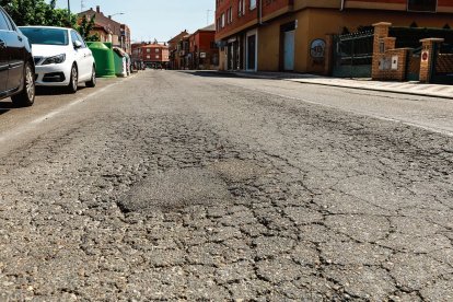 La calle Real de Villaobispo cambiará la piel de cocodrilo a partir de Semana Santa y tras trece años.