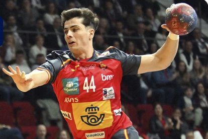 Antonio Martínez lanzando a portería en el partido disputado contra Francia.