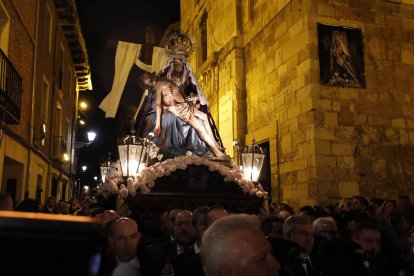 La Procesión de La Dolorosa, da inicio a la Semana Santa en la capital leonesa.