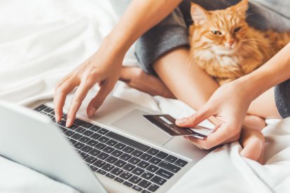 Una mujer realiza una transferencia bancaria