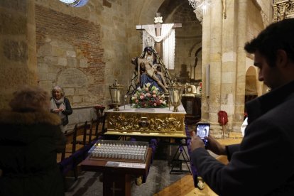 La Virgen del Mercado, la Morenica por su tez, cumple hoy la tradición de abrir la Semana Santa.