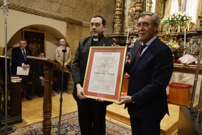 Manuel Santos Fláker recibe la distinción de ‘Personaje Singular' de la Semana Santa de León.
