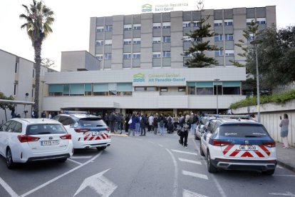 Expectación ante el centro sanitario donde Noelia recibió la eutanasia este jueves.
