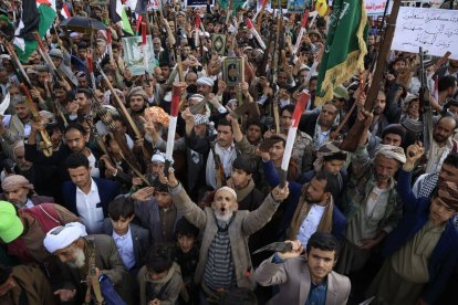 Partidarios hutíes gritan consignas y levantan sus armas durante una protesta contra Israel.