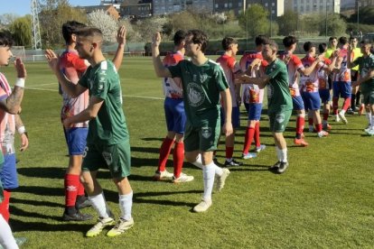 Atlético Bembibre y Atlético Mansillés antes de iniciar el partido.