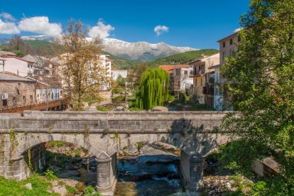 Vista del casco urbano de Arenas de San Pedro con la imponente Sierra de Gredos al fondo