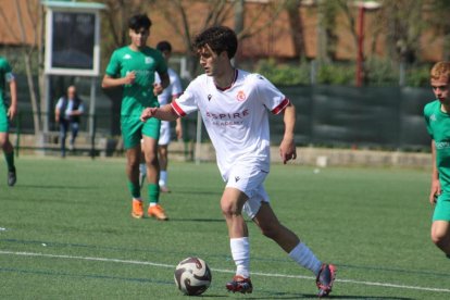 El bigoleador Mauro avanza con el balón durante el duelo.
