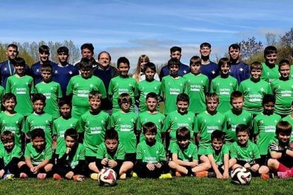El alcalde junto a los alumnos del Campus de Tecnificación.