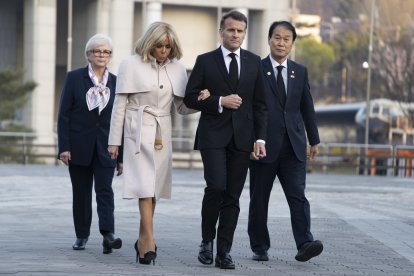 Macrón con su esposa ayer, de viaje oficial en Seúl.