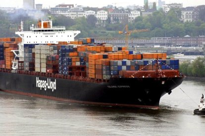 Un barco con contenedores llega al puerto de Hamburgo.