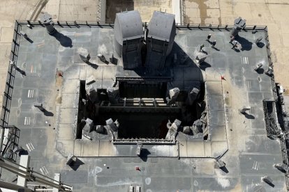 Fotografía del administrador de la Nasa, Jared Isaacman, del estado de la plataforma de lanzamiento después del despegue.