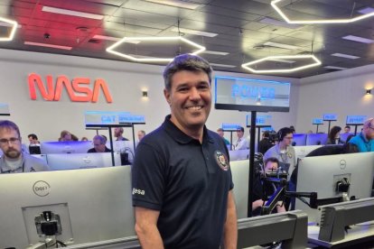 Arturo Fernández, en la sala de control de Orión en la Nasa.