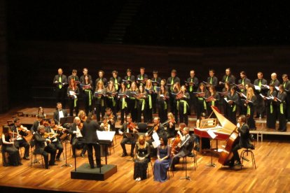 Orquesta Ibérica y Coro Ángel Barja.