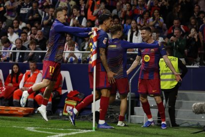El polaco Lewandowski celebra el gol de la victoria con sus compañeros.