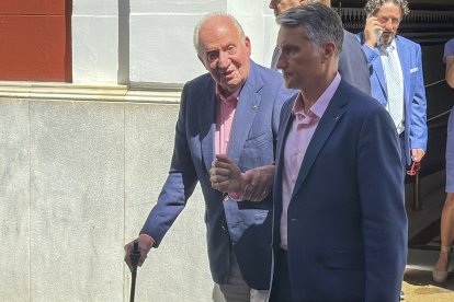 El rey emérito Juan Carlos I a su salida de un hotel en Sevilla donde esta tarde asistirá en la plaza de toros de la Maestranza de Sevilla a la reaparición de Morante de la Puebla, en una corrida en la que completan cartel el peruano Roca Rey y David de Miranda.