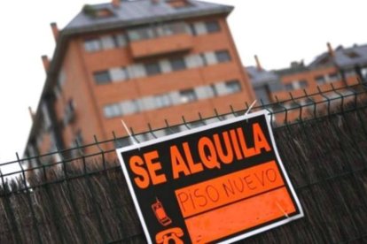 Cartel de alquiler de un piso en un barrio de Madrid.