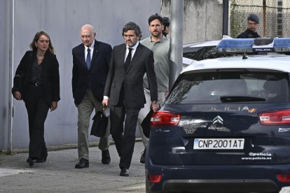 El exministro del Interior Jorge Fernández Díaz (2i) y su abogado Jesús Mandri (3i) a su llegada este martes a la sede de la Audiencia Nacional en San Fernando de Henares (Madrid) donde se continúa resolviendo cuestiones previas al juicio de la denominada operación Kitchen, el supuesto espionaje parapolicial al extesorero del PP Luis Bárcenas para conseguir documentos comprometedores para ese p.