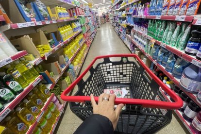 Un consumidor hace la compra en una gran superficie.